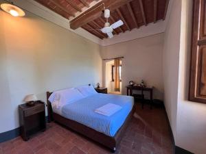 Monastero Sant'Anna in Camprena客房内的一张或多张床位