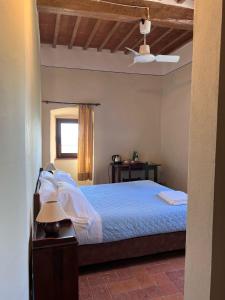 Monastero Sant'Anna in Camprena客房内的一张或多张床位