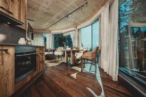 een keuken en eetkamer met een tafel en stoelen bij Almhof Roswitha in Hippach