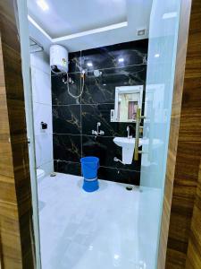 马图拉Premium Hotel Aarav Grand - Mathura Central - 5 Min distance from Railway Station的带水槽和马桶的浴室