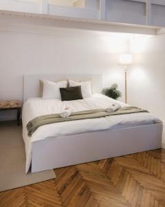 Posteľ alebo postele v izbe v ubytovaní NEW - Golden Central Budapest Apartment