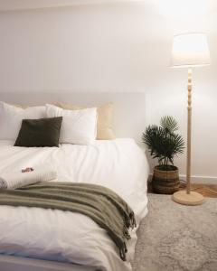 Posteľ alebo postele v izbe v ubytovaní NEW - Golden Central Budapest Apartment