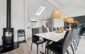 Η κουζίνα ή μικρή κουζίνα στο Beautiful Home In Aakirkeby With Sauna