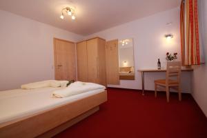 A bed or beds in a room at Apart Bergkristall