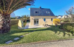 una casa con una palmera delante en Holiday Home Fleurac P-697, en Plouguerneau