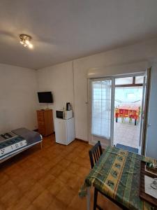 TV a/nebo společenská místnost v ubytování Chambre SOLO Toulon Ouest