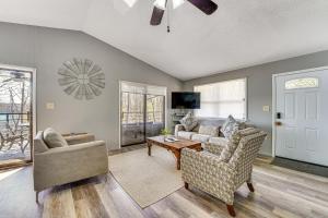Khu vực ghế ngồi tại Table Rock Lake Home with Lake Access and Views