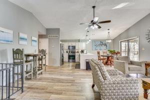 Nhà bếp/bếp nhỏ tại Table Rock Lake Home with Lake Access and Views