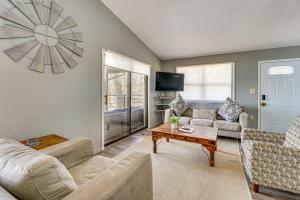 Un lugar para sentarse en Table Rock Lake Home with Lake Access and Views