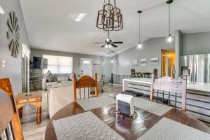 Khu vực ghế ngồi tại Table Rock Lake Home with Lake Access and Views