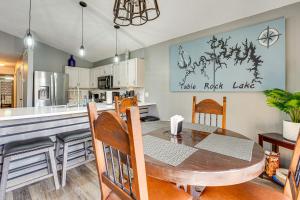 Nhà bếp/bếp nhỏ tại Table Rock Lake Home with Lake Access and Views