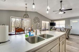 Nhà bếp/bếp nhỏ tại Table Rock Lake Home with Lake Access and Views