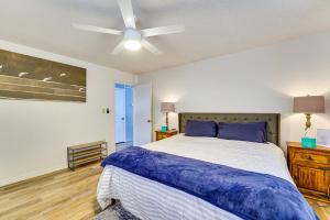 Giường trong phòng chung tại Table Rock Lake Home with Lake Access and Views
