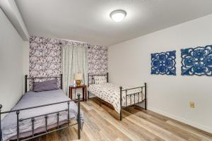 Giường trong phòng chung tại Table Rock Lake Home with Lake Access and Views