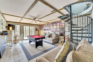 Khu vực ghế ngồi tại Table Rock Lake Home with Lake Access and Views