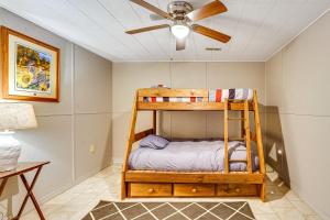 Giường trong phòng chung tại Table Rock Lake Home with Lake Access and Views
