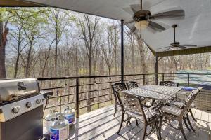 Un balcón o terraza en Table Rock Lake Home with Lake Access and Views