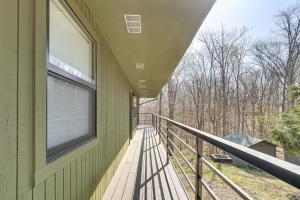 Ban công/sân hiên tại Table Rock Lake Home with Lake Access and Views