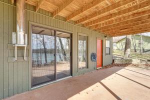 Ảnh trong thư viện ảnh của Table Rock Lake Home with Lake Access and Views ở Golden
