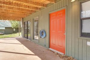 Ảnh trong thư viện ảnh của Table Rock Lake Home with Lake Access and Views ở Golden