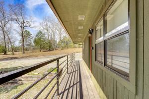 Ảnh trong thư viện ảnh của Table Rock Lake Home with Lake Access and Views ở Golden