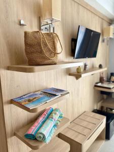 Телевизор и/или развлекательный центр в Hotel Miramar- Cap d'Antibes - La Garoupe plage