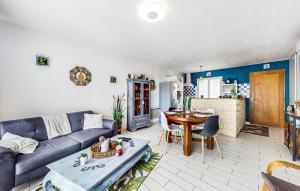 un salon avec un canapé et une table dans l'établissement Gorgeous Home In Terrasson-Lavilledieu, à Terrasson