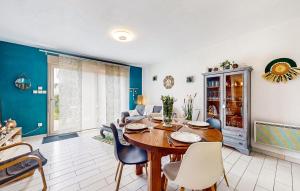 un salon avec une table et des chaises en bois dans l'établissement Gorgeous Home In Terrasson-Lavilledieu, à Terrasson