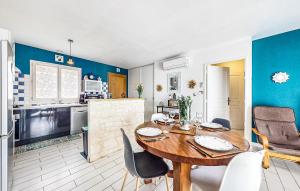 une cuisine et une salle à manger avec une table et des chaises dans l'établissement Gorgeous Home In Terrasson-Lavilledieu, à Terrasson