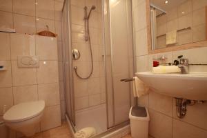 A bathroom at Apart Bergkristall Még 31 kép
