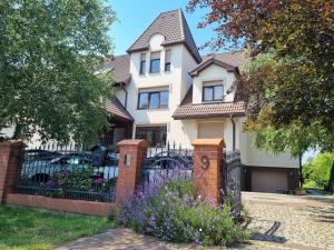 ジブヌベクにあるWilla Etnaの門と柵のある白い家