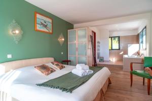 Postel nebo postele na pokoji v ubytování Les Paludiers - Jolie Maison à St Philibert