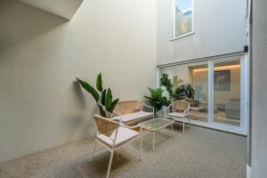 a living room with chairs and a couch at GuestReady - Vera Cruz Apartments in Porto