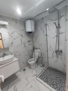 Koupelna v ubytování Becic Apartments + 37 fotografií