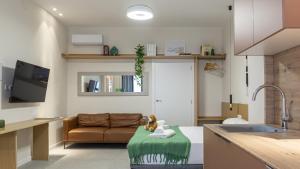 a living room with a couch and a kitchen at Osito Hub - Duque de Gaeta in Valencia +22 photos