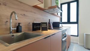a kitchen with a sink and a counter top at Osito Hub - Duque de Gaeta in Valencia