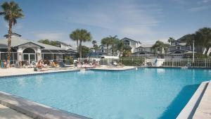 een groot zwembad met mensen eromheen bij Lakefront Siesta Key condo with private beach access in Siesta Key