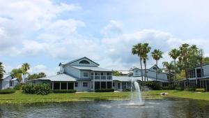 een fontein in het midden van een vijver voor de huizen bij Lakefront Siesta Key condo with private beach access in Siesta Key