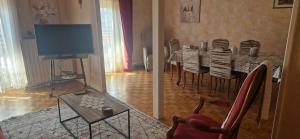 Televízia a/alebo spoločenská miestnosť v ubytovaní Appartement 120 m² duplex cœur historique au calme