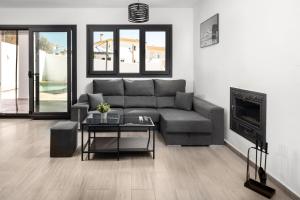 ein Wohnzimmer mit Couch und Kamin in der Unterkunft Villa La Fuente in Periana