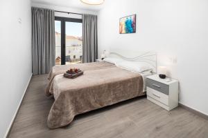 ein Schlafzimmer mit einem großen Bett und einem großen Fenster in der Unterkunft Villa La Fuente in Periana + 22 Fotos