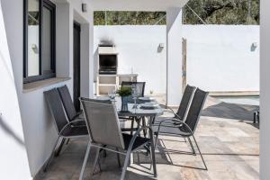 ein Esszimmer mit Tisch und Stühlen in der Unterkunft Villa La Fuente in Periana