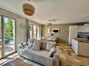 un soggiorno con divano e cucina di Maison 20 du Lac Les Restanques a Grimaud