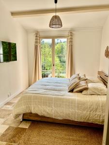 una camera da letto con un letto grande e una finestra di Maison 20 du Lac Les Restanques a Grimaud Altre 48 foto