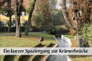 a walk through the park in the fall at Großzügige 80m2 Gründerzeit FEWO mit privatem Parkplatz, Kingsize Betten, Nobilia Küche, 45 Zoll Smart-TV, 150Mbts WLAN - Nur eine kurzer Spaziergang durch den Park Venedig zur Krämerbrücke - Ausgewählte Empfehlungen für Erfurt inklusive in Erfurt