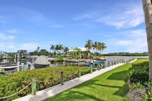 Aed väljaspool majutusasutust Stunning Harbor View Condo on Siesta Key