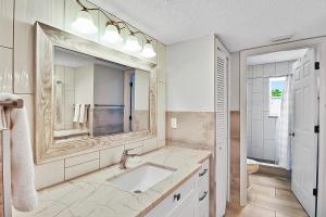 Vannituba majutusasutuses Bay view Siesta Key condo with private beach access +27 fotot