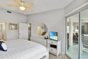 Voodi või voodid majutusasutuse Bay view Siesta Key condo with private beach access toas
