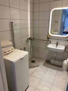 Ванная комната в Apartament przy bulwarze +26 фотографий