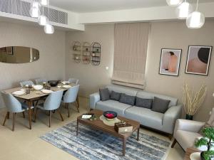 马斯喀特Muscat bay Zaha 2 bedroom的客厅里有一张沙发和一张桌子。